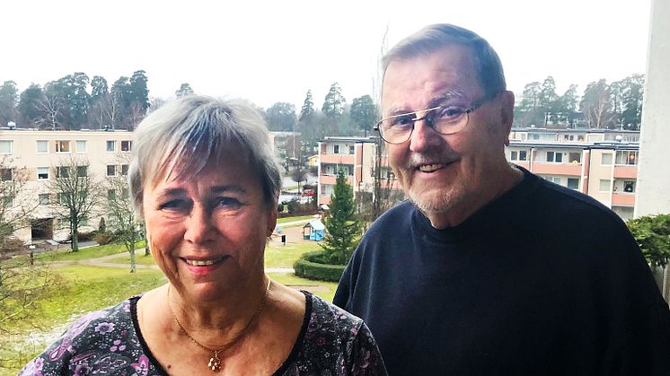 Jonas och Ann-Mari Norell flyttade in i HSB-huset på Holmvägen 50 redan när det var nybyggt 1969. ”Tack vara hissen kan vi tryggt bo kvar tills de får bära ut oss”, säger Jonas Norell som hunnit fylla 86 år.