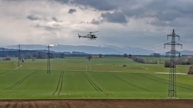 Aus dem Hubschrauber kontrollieren Techniker der Bayernwerk Netz GmbH ab 17. April 2023 die Hochspannungsleitungen im Verteilnetz.