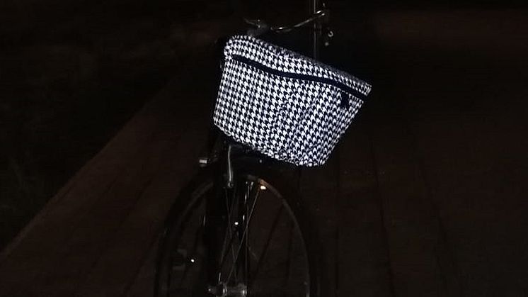 Reflekterande regnskydd till cykelkorg, rutig
