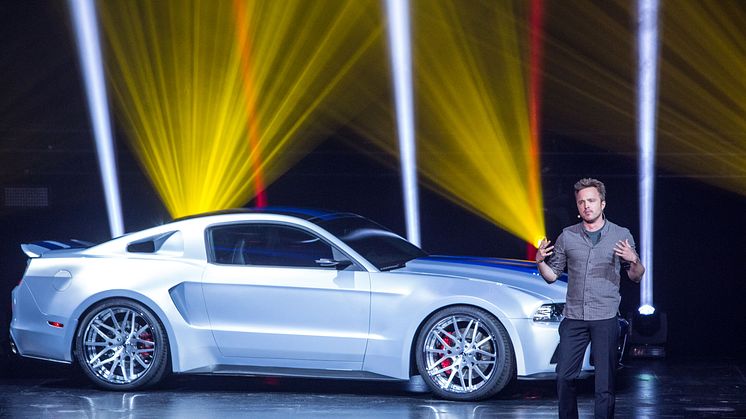 Hovedrolleinnehaveren i filmen "Need for Speed" Aaron Paul foran spesialmodellen av Ford Mustang som spiller en viktig rolle i filmen.