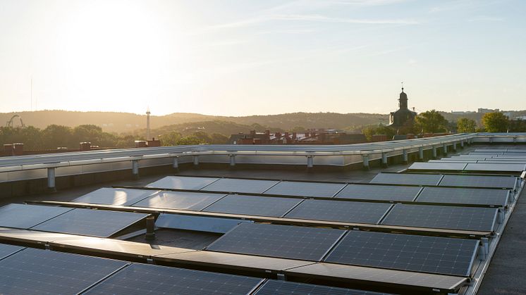 Solceller på Humanistens tak vid Göteborgs universitet. 