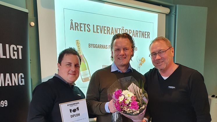 Johan Lundgren, inköpsansvarig (t.v.) och Stefan Pageryd, VD (t.h) gratulerar Tomas Möller, Finja Betong i mitten.