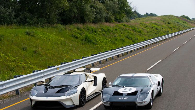 2022 Ford GT ’64 Heritage Edition and 1964 Ford GT prototype_06.jpg