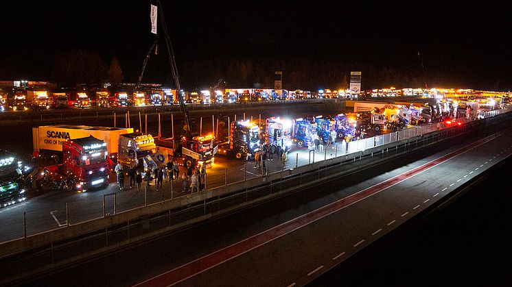 Omkring 400 snygga lastbilar från Norden och övriga Europa deltar i 2023 års Nordic Trophy på Trailer Trucking Festival på Mantorp Park. På fredagskvällen samlas de till en mäktig ljusshow. Foto: Joachim Cruus.