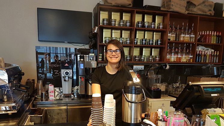 Jenny Carbonell og de andre på Kaffebaren er svært fornøyde med de nye miljøvennlige løsningene.