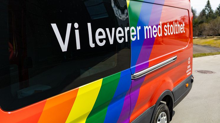 Postbil med regnbuefarge Foto, Tore  Hole Oksnes