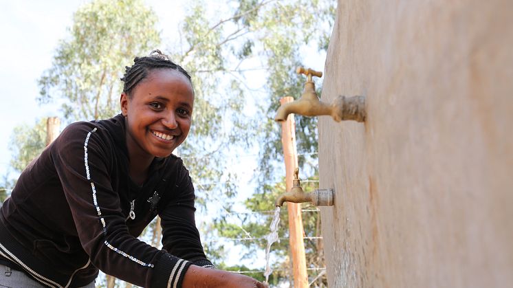 14-åriga Mitikie från Etiopien njuter av rent vatten
