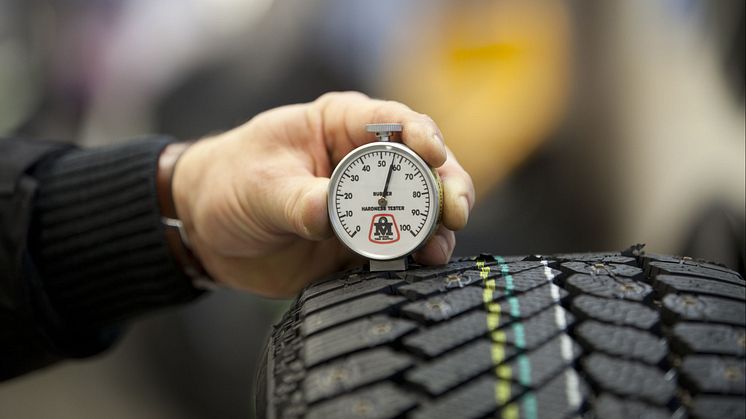 Mittarilla voidaan mitata renkaan kumiseoksen kovuutta.