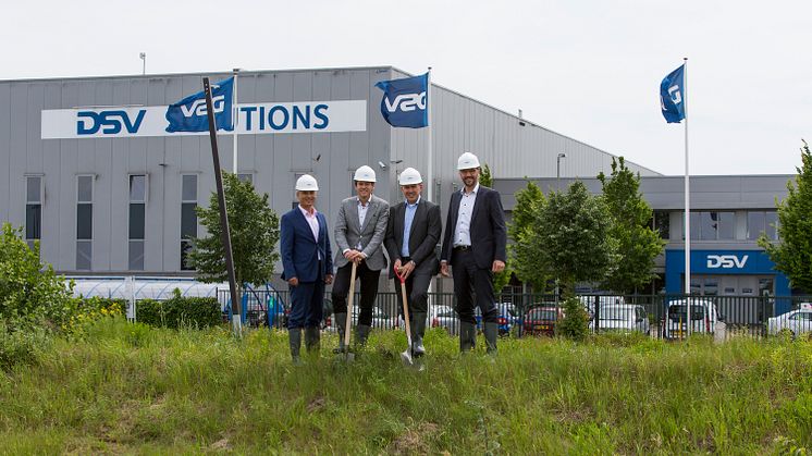 From left to right: Ruud van Heugten, Managing Director Greenport Venlo; Remco Innemee, Regional Director NL South East; Arno van Berlo, Senior Manager DSV Property; Peter van der Maas, Managing Director DSV Solutions NL