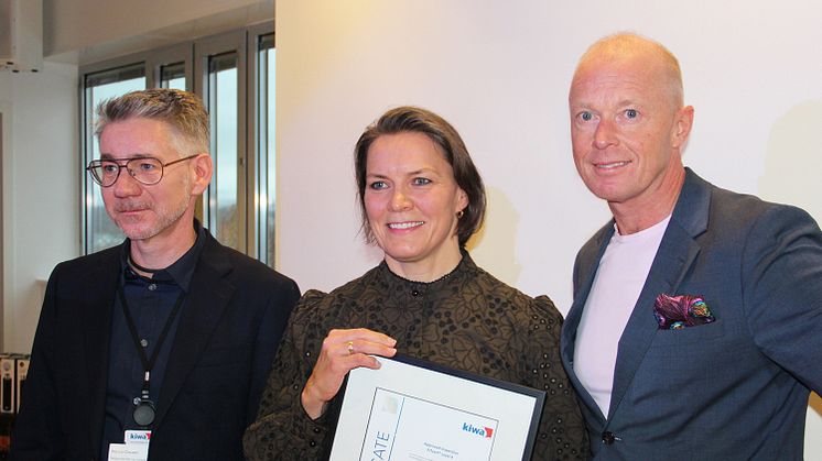 Anne Sigrid Stiklestad Christoffersen mottok det første FITcert-sertifikatet i Norge på vegne av Sprek Trening under Treningskonferansen i forrige uke. Her sammen med Marius Clausen (t.v.) og Patrik Berggren fra Kiwa (Foto: Kiwa).