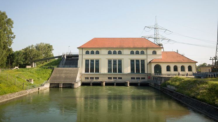 Das Wasserkraftwerk Meitingen wurde zwischen 1920 und 1922 erbaut und hat eine Fallhöhe von 13,4 Metern. Die Originalgeneratoren aus der Bauzeit sind immer noch in Betrieb. (LEW / Timian Hopf)