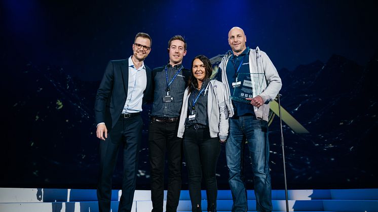 Geir Pedersen, Cecilie Martinussen och Peter Johansson från Löfbergs tar emot Nordic Choice Hotels Sustianability Award.