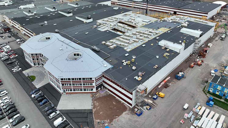 Väderstad bygger ut sin fabrik och installerar ROCKWOOLs nya takprodukt för solpaneler.