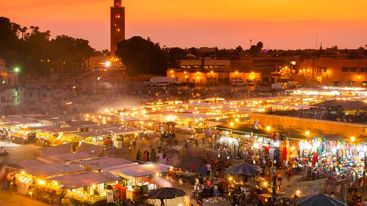 Der Djemaa el Fna ist der zentrale Marktplatz in Marrakesch und wegen seiner orientalischen Atmosphäre bei Touristen und Einheimischen gleichermaßen beliebt.