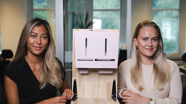Hanna Lauste och Linn Rosenqvist från startupen Herbox vill bidra till ett mer jämställt samhälle. Ett år efter starten finns deras mensskyddsdispensers på fler än 1000 toaletter och internationell expansion är på gång.  