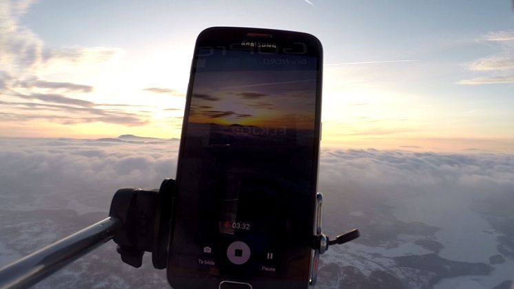 Sendte mobiltelefoner 30.000 meter til vejrs