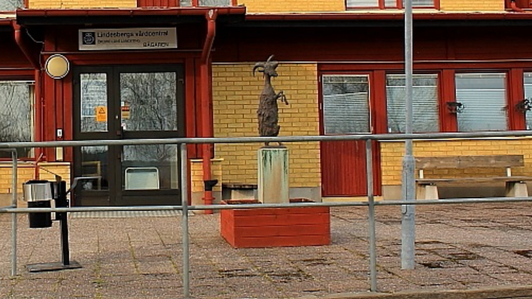 Allan Runefelts bronsstaty "Pelle" utanför före detta vårdcentralen i Lindesberg. Foto: Hans Boström (lindebilder.se)
