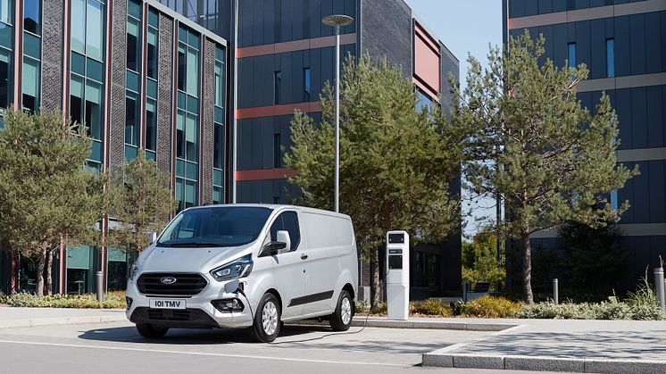 ​Uudet Ford Transit ja Tourneo Custom ladattavat hybridit mahdollistavat päästöttömän ajamisen ilman huolta ajomatkan keskeytymisestä
