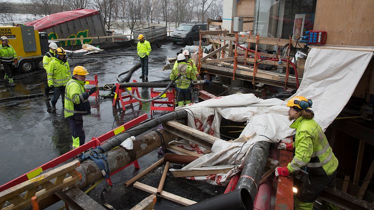 Anleggsarbeidet skjer midt mellom bygårder i Oslo sentrum. Utvidelsen av stortingsgarasjen og det nye post- og varemottaket skal stå ferdig høsten 2018.