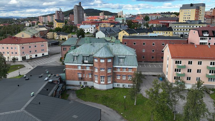 I mitten av bilden ses Kirunas gamla badhus som ska rivas. 