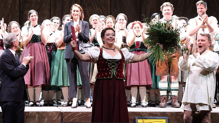 Ensemblen och ledningen för Wiener Staatsoper hyllade Nina Stemme efter föreställningen av Lohengrin. (Foto: Katharina Schiffl)