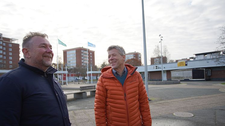 Ett symboliskt handslag ägde idag rum mellan Eidars Vd Urban Blom och Skanskas distriktschef Anders Ericsson i samband med att avtalet för utvecklingsprojektet kring Kronogårds torg signerades.