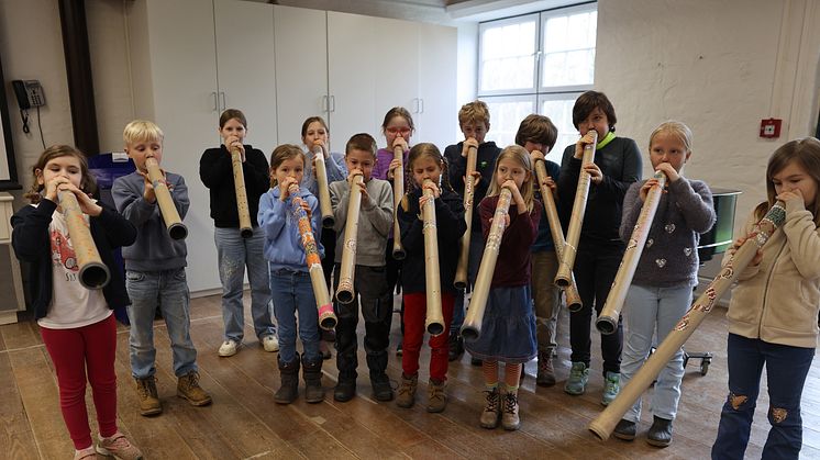 Mit selbstgebauten Didgeridoos gaben die Kinder ein Konzert