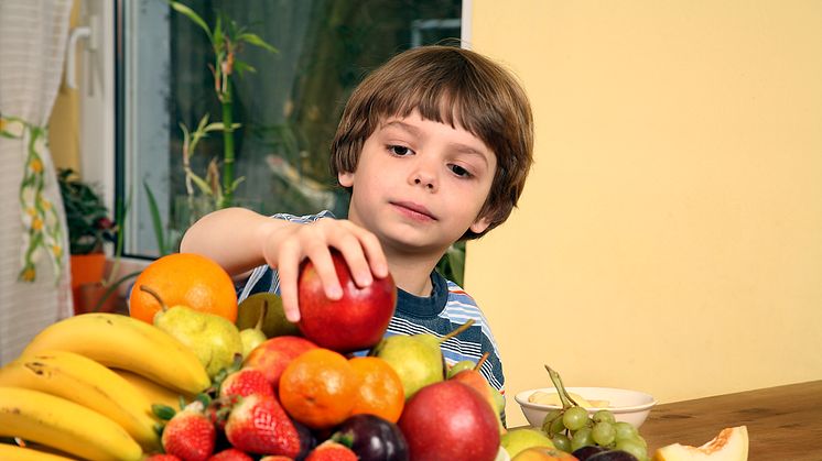 Junge mit Obstteller