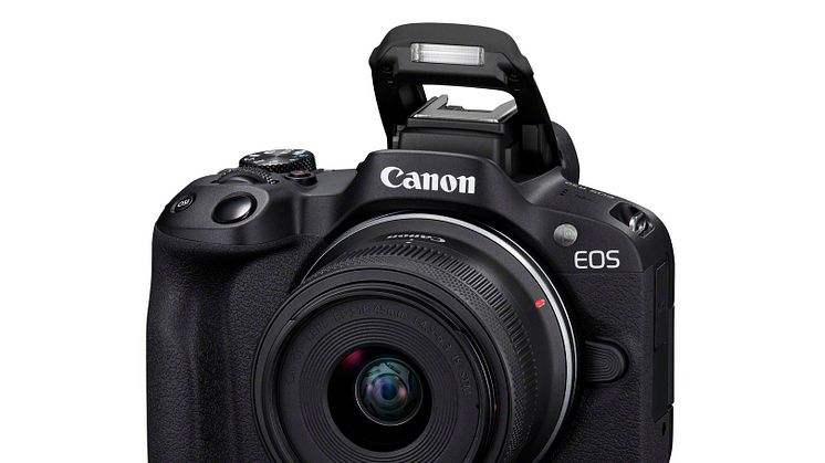 Canon EOS R50_Black_FrontSlantLeft_RF-S18-45mm(BK)_Flash