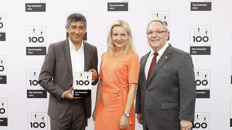 v.l.: Ranga Yogeshwar, Katrin Köster und Dr. Markus Kliffken (beide BPW) bei der Auszeichnung als TOP 100 Innovator  auf dem Deutschen Mittelstands-Summit. 