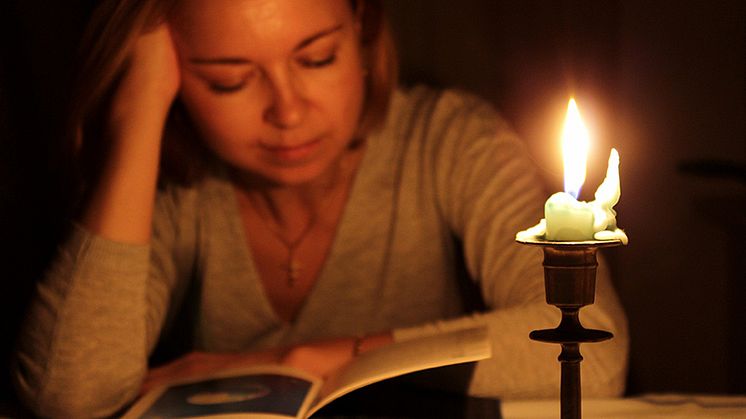 Lesen bei Kerzenlicht lässt die Augen schnell ermüden.