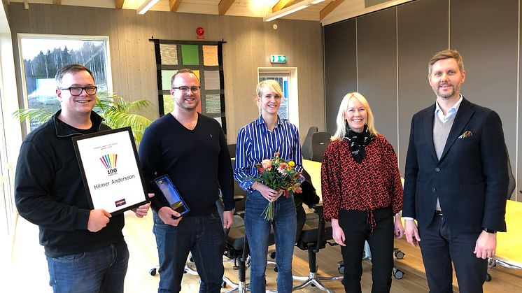 Karl, Nils och Kari Andersson överraskades av Kathrine och Mikael Löfberg som överlämnade Löfberg Family Business Award.