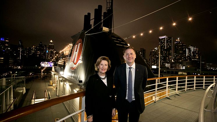 With the Manhattan skyline as a backdrop and on MS Fram, HM Queen Sonja and Hurtigruten CEO, Daniel Skjeldam announced the cooperation between QSPA and Hurtigruten. Photo: PONTUS HÖÖK/Hurtigruten