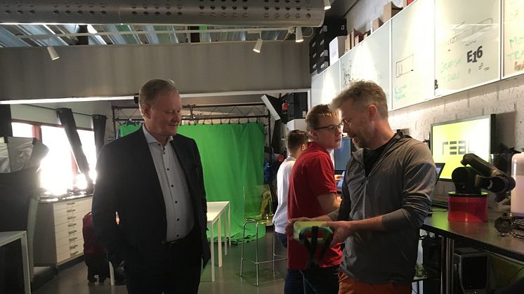 Under besöket fick Leif Östling en rundtur på Realgymnasiet. Elever och lärare på teknikprogrammet visade hur de arbetar med prototyper, design samt spel- och webbutveckling, gränssnittsdesign och 3D. 