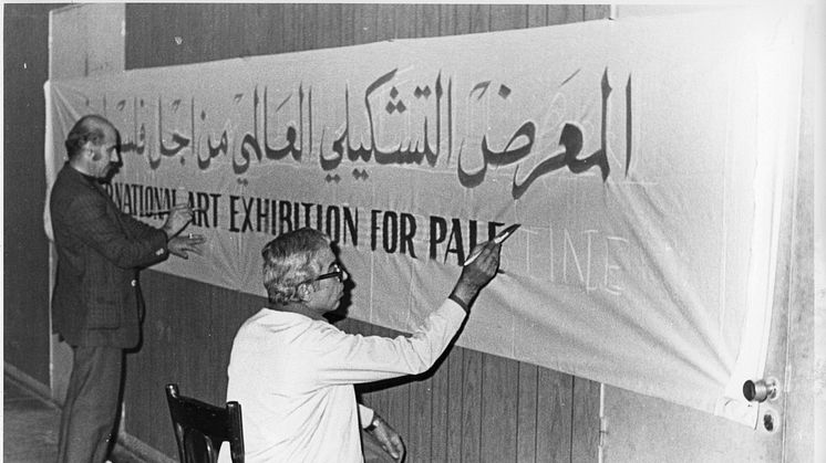 Jamil Shammout och Michel Najjar målar bannern för The International Art Exhibition for Palestine, Beirut, 1978