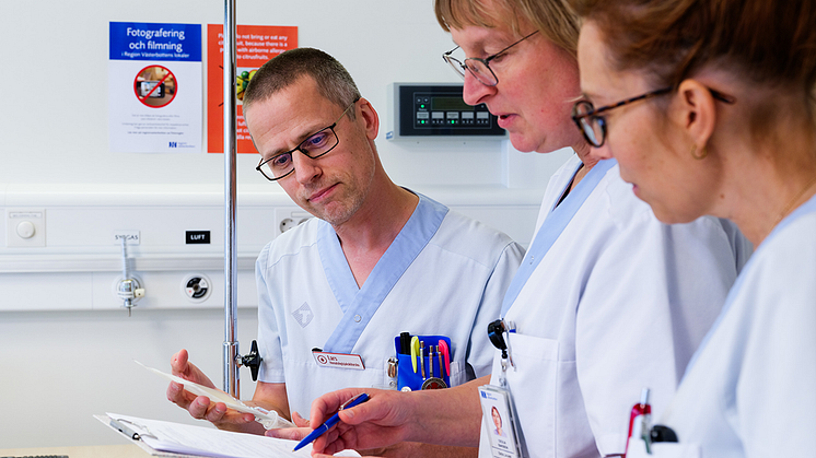 Lars Skagerlind, sjuksköterska och Cecilia Isaksson, läkare, båda vid Cancercentrums hematologiska avdelning, och Helén Fagernäs, sjuksköterska vid Laboratoriemedicin, visar hur man kontrollerar protokoll och produkt innan CAR-T-cellerna kan ges till