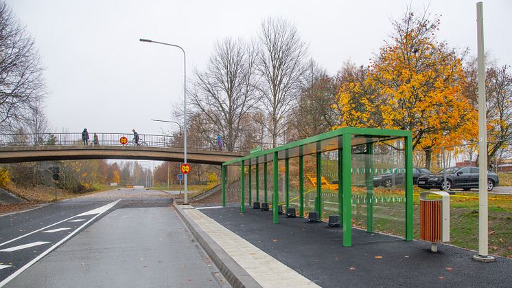 Busshållplats Brickebacken centrum, i norrgående riktning mot stan. Foto: Fredrik Kellén