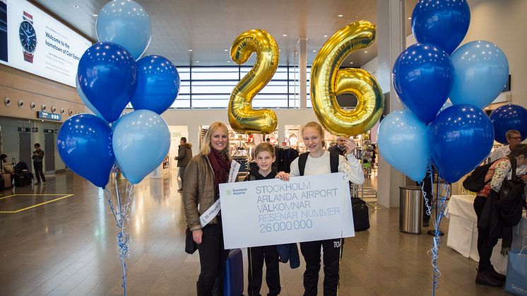 Den här veckan klev den 26-miljonte resenären Anna med sina barn Tilde och Ture in genom säkerhetskontrollen på Terminal 5, Stockholm Arlanda Airport. Foto: Victoria Ström 