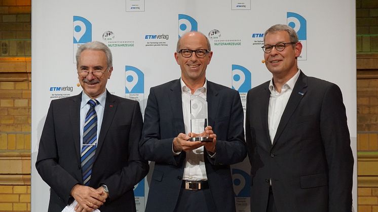 Jens Zeller, Managing Director idem telematics GmbH (centre) with the Chairman of the Jury Prof. Dr.-Ing. Heinz-Leo Dudek (left), Dean Faculty of Technology, Duale Hochschule Baden-Württemberg and Oliver Trost, ETM Verlag (right)