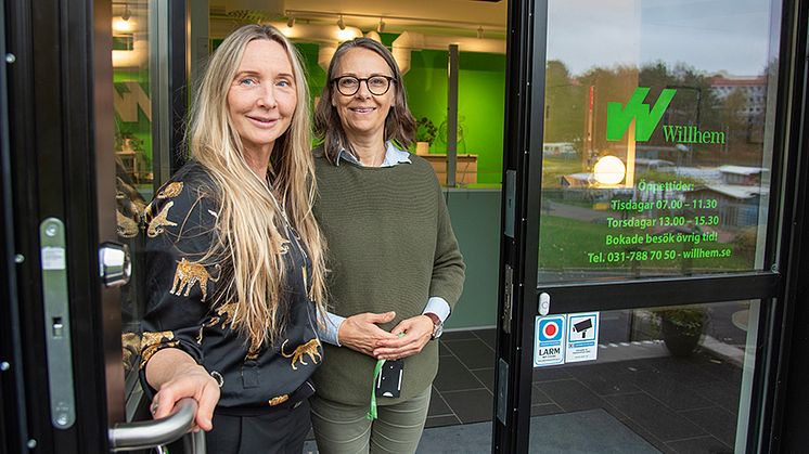 Willhems fastighetschef i Göteborg Mirja Eriksson Primo och fastighetsförvaltare Catrin Bernsro hälsar välkommen till det nya kontoret i Bergsjön.
