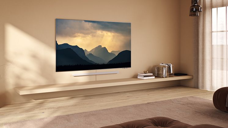 OPPTATT AV LYD: De fleste nordmenn mener lyden er viktig når de ser på TV.  Bildet viser en Neo QLED 8K TV fra Samsung, utstyrt med en Slim Soundbar.   