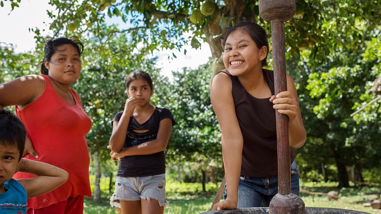Unge i fra det oprindelige chiquitano folk i Bolivia, som Verdens Skove arbejder sammen med for at bekæmpe skovrydning. At styrke lokalsamfund er en af de bedste strategier til at beskytte skovene, viser forsking. Foto: Bo Johansson