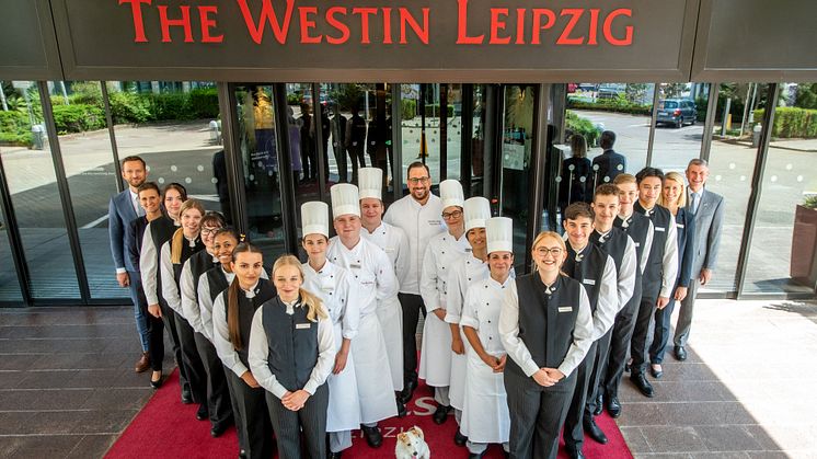The Westin Leipzig - Auszubildende 2022 vor dem Hotel
