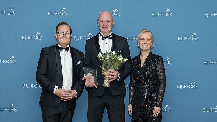 Årets näringslivsmäklare: Carl-Henrik Ageman, Stockholm, (mitten) gratuleras till utmärkelsen av Fredrik Kullman, vd Bjurfors Sverige och Christina Henriksson, regionchef på Bjurfors Stockholm, Norr och Sydost.