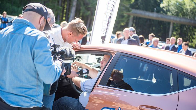 Se rallycross-Bakkerud og Frp-Hoksrud kjøre bil og sende SMS  samtidig