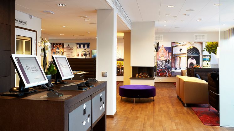 Hotel Finn erbjuder en lobby med incheckningskiosker och vardagsrumskänsla. Fotograf Charlotte Carlberg-Bärg.