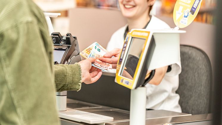 Ergänzend zu den bestehenden Services ist es ab sofort in allen dm-Märkten möglich, per Mastercard Debit- oder Kreditkarte Geld abzuheben