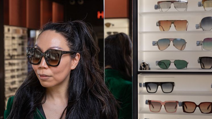 ”Lige nu finder du ret overdimensionerede solbriller blandt mange førende internationale brands," forklarer Profil Optiks chefdesigner og trendekspert Wai Chan