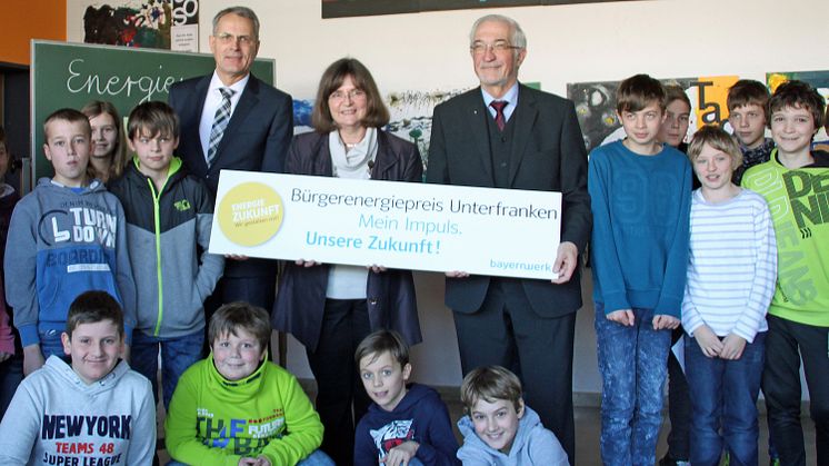 Im Kreise der Schülerinnen und Schüler der Schlossberg Grund- und Mittelschule Nüdlingen, einem der Vorjahressieger, startete der diesjährige Bürgerenergiepreis Unterfranken.