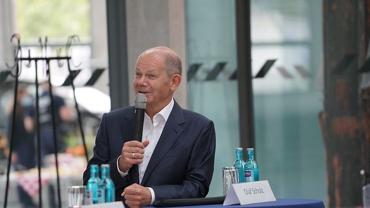 Bundesminister Olaf Scholz imformiert sich bei Besuch über Biotech-Start-Up BIOMES der TH Wildau